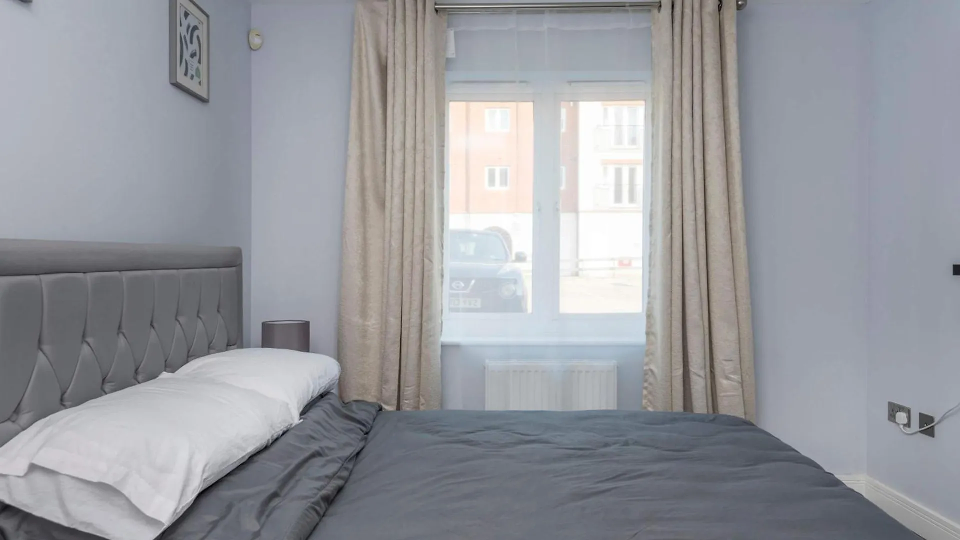Stylish Elegant New Flat 5 Min From Elizabeth Line Lejlighed London