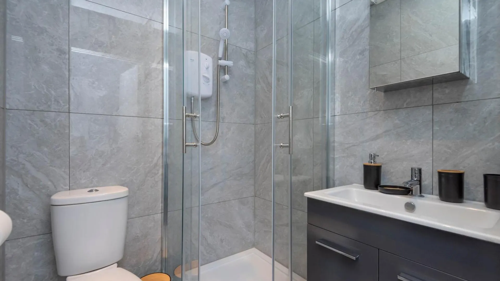 Stylish Elegant New Flat 5 Min From Elizabeth Line Lejlighed London