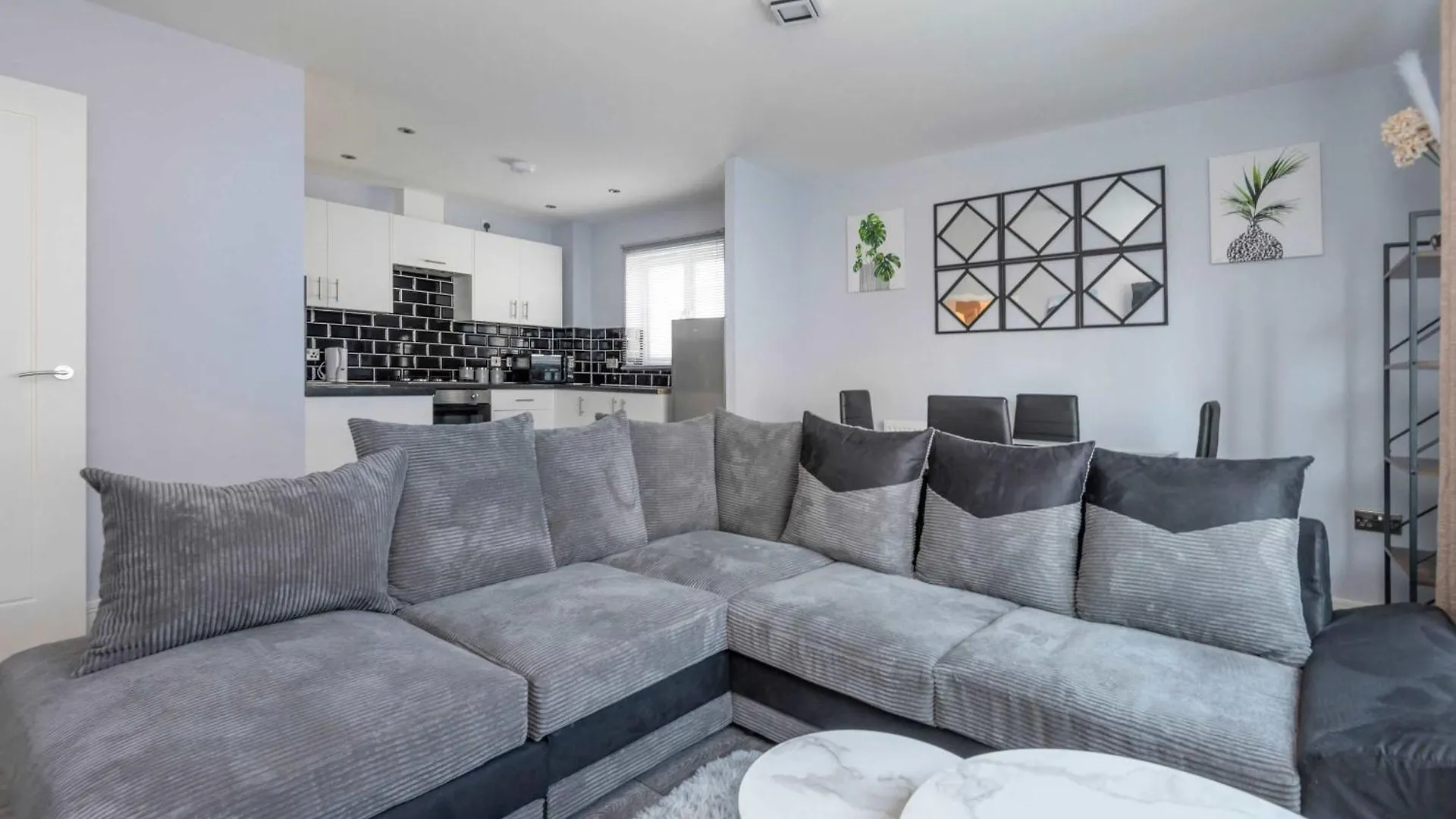 Stylish Elegant New Flat 5 Min From Elizabeth Line Lejlighed London