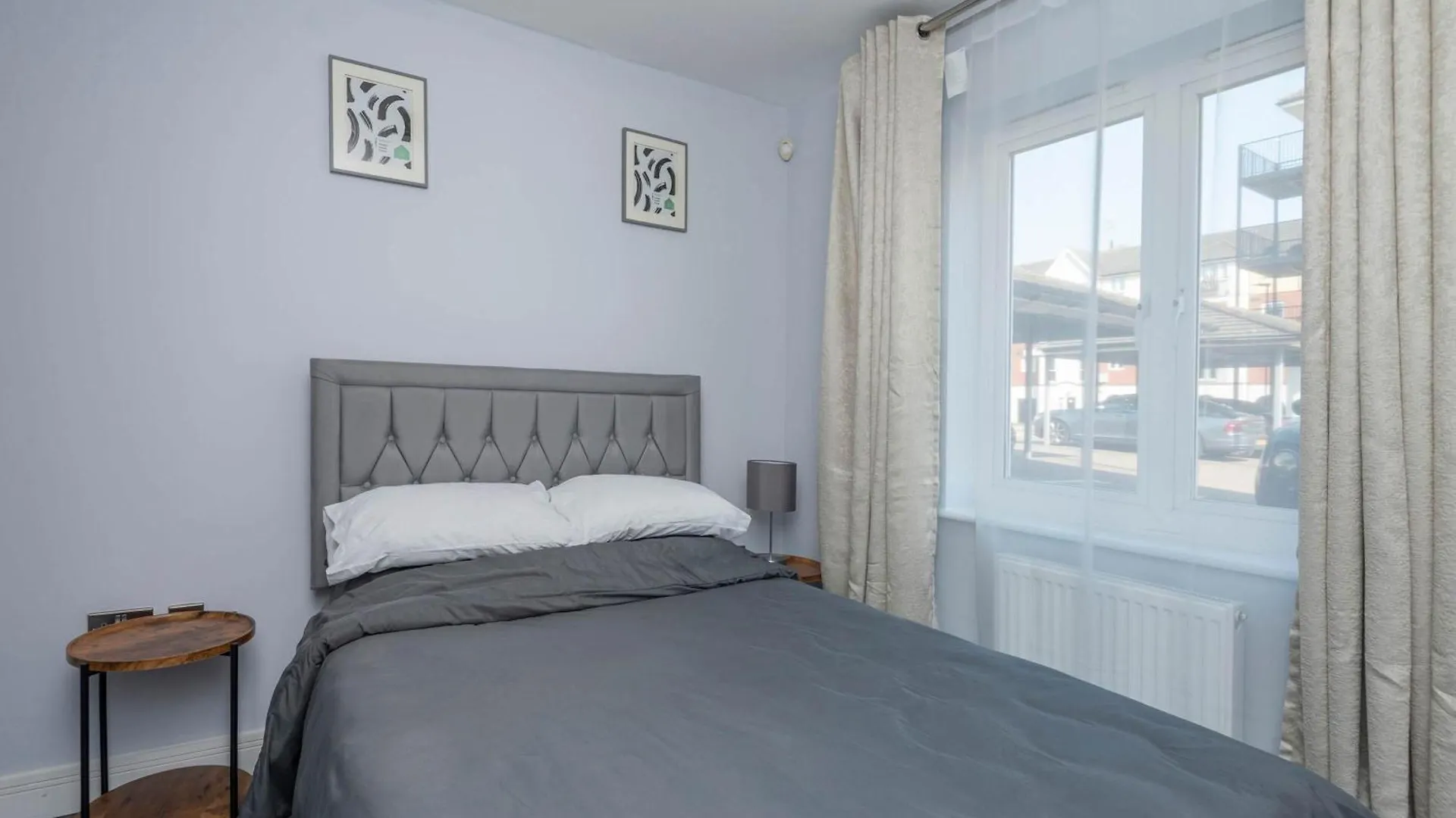 Stylish Elegant New Flat 5 Min From Elizabeth Line Lejlighed London